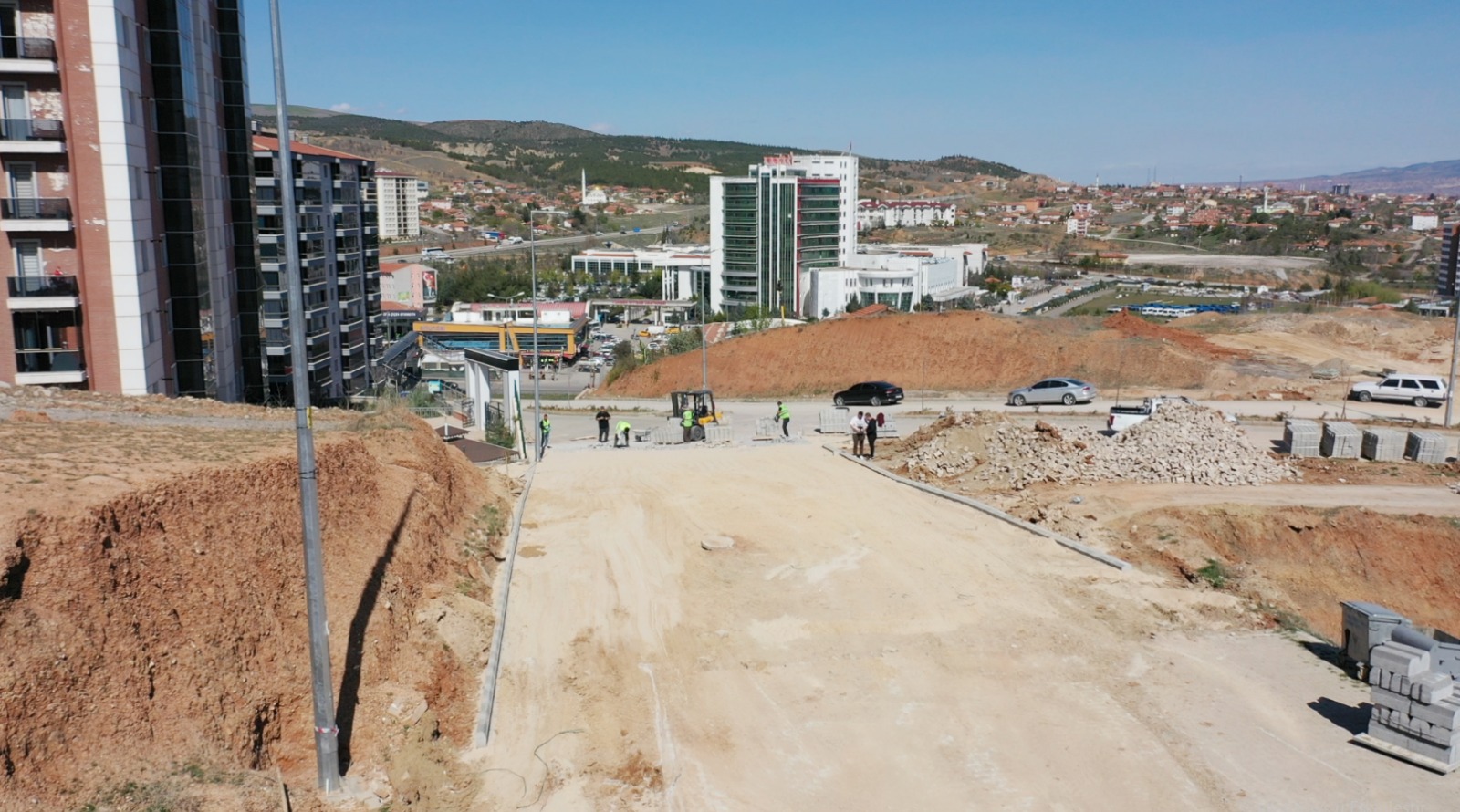 yol-yapim-calismalarimizi-araliksiz-surduruyoruz